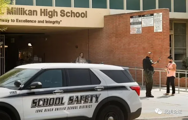 18岁少女驾车在校门前横冲直撞，校警一枪打穿后脑勺！