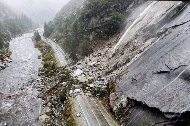 災難! 44年來最強風暴登陸西海岸! 至少2死 數十萬人斷電 泥石流斷路 卡車被吹翻起火!