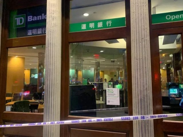 恐怖! 紐約某銀行發生搶劫案! 華人槍口下被要錢! 劫匪攜槍在逃 地鐵射乘客！