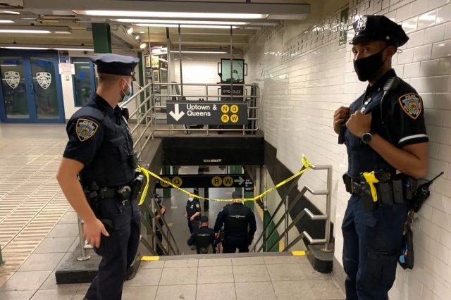恐怖! 纽约某银行发生抢劫案! 华人枪口下被要钱! 劫匪携枪在逃 地铁射乘客！