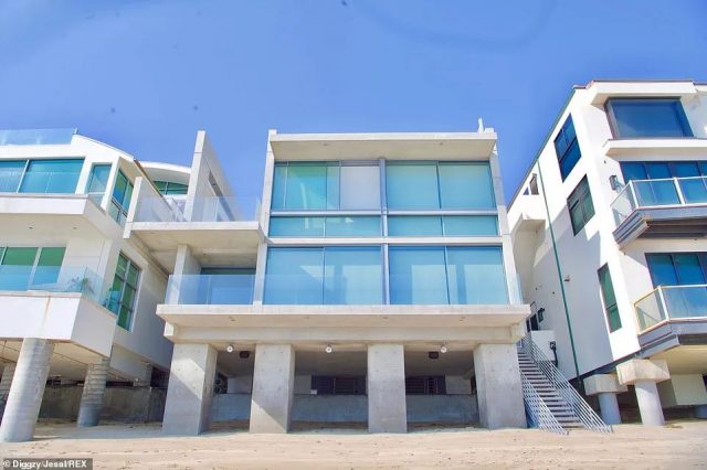 侃爺花了幾億買海邊豪宅，網友一看照片傻眼：爛尾樓這是？？