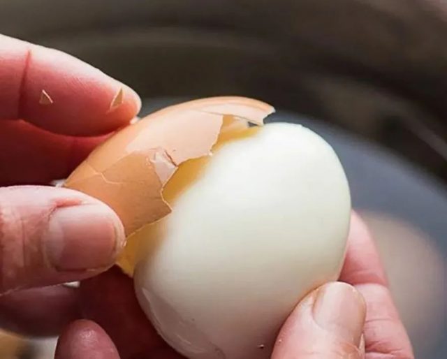 煮鸡蛋：冷水、热水下锅都不对，牢记这3点，鸡蛋轻轻一碰就脱壳