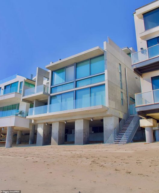 侃爷花了几亿买海边豪宅，网友一看照片傻眼：烂尾楼这是？？