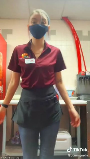 視頻嚇人! 一碗熱湯直接潑臉 美女服務員險遭毀容 無良顧客扭頭就跑!