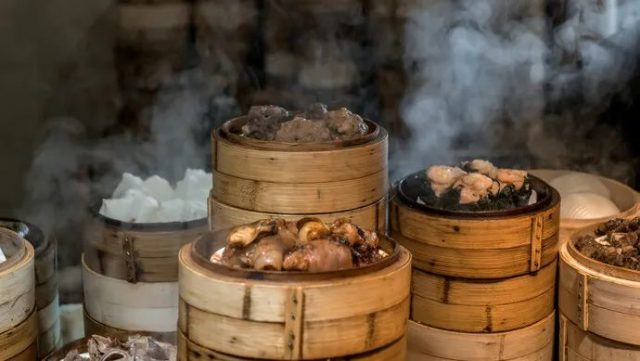 太牛! 美国华人大爷40年吃遍8000家中餐馆 记录中华美食崛起 却不会用筷子!