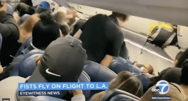 血濺當場！飛機上乘客因瑣事爭吵升級成揮拳互毆，現場亂作一團！