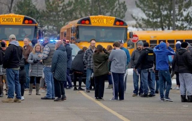 突发！悲剧重演！3死6伤，密西根州高中血腥枪击案，15岁学生血腥屠杀！