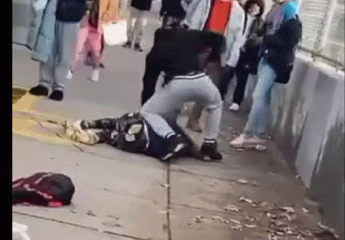 驚呆! 美國中學爆當街群毆! 手槍砸頭 學生慘被抱摔 按在地上拳打腳踢! 家長暴怒！