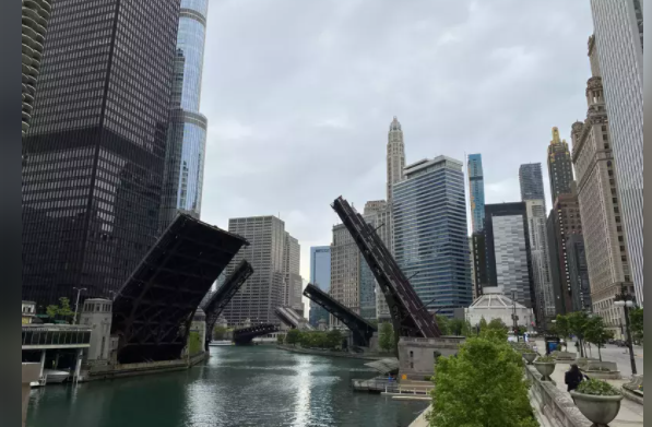 芝加哥升起吊桥，或封锁市区，本周严防“青少年聚会”