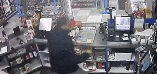 恐怖! 非裔男子抢便利店 进门对着店员的脸就是一枪! 视频超惊悚!