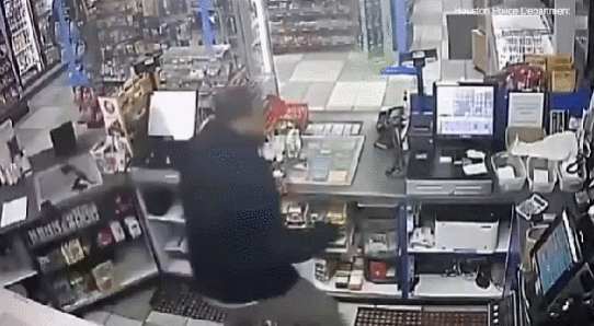 恐怖! 非裔男子抢便利店 进门对着店员的脸就是一枪! 视频超惊悚!