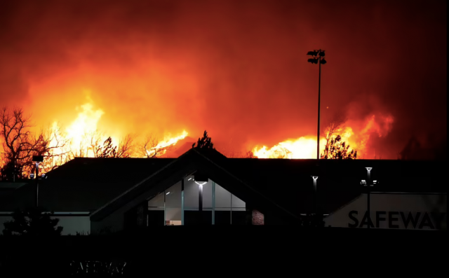 人間煉獄! 美國特大山火失控 3萬人流離失所 近600座房屋燒毀 全州進入緊急狀態!