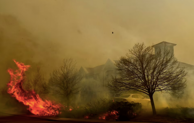 人间炼狱! 美国特大山火失控 3万人流离失所 近600座房屋烧毁 全州进入紧急状态!