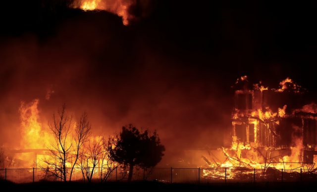 人间炼狱! 美国特大山火失控 3万人流离失所 近600座房屋烧毁 全州进入紧急状态!