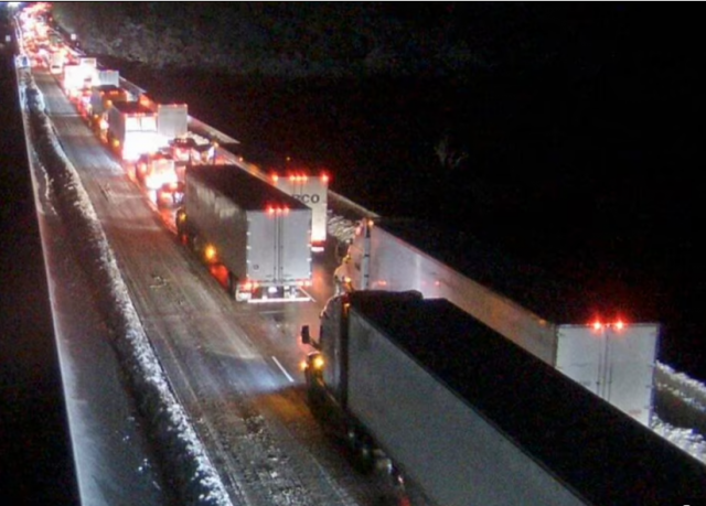冻在路上，美东最繁忙高速数百辆车被困24小时