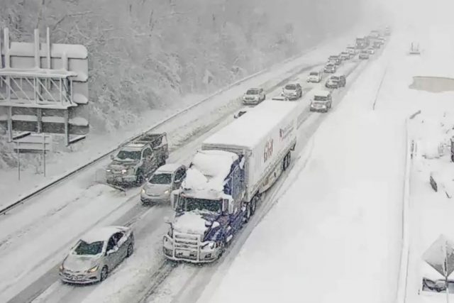 數百輛車被暴風雪困在路上，卡車司機：來！整車麵包大家隨便吃！