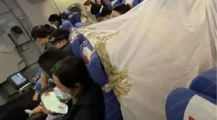 奇葩！洛杉磯飛廣州的航班上，有人在座椅上搭帳篷防疫