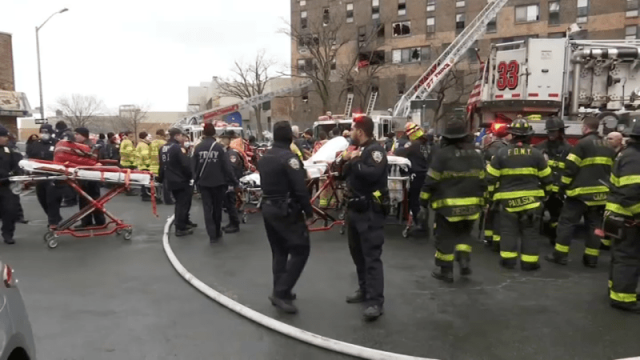至少19死63伤 纽约布朗士公寓5级大火：每层都有尸体！