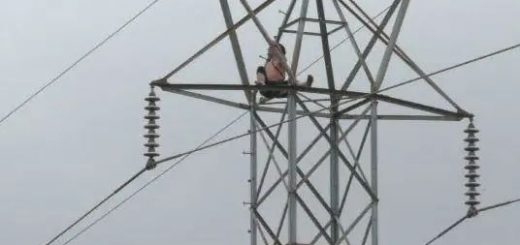 老天在眷顧！男子爬上90英尺高壓電塔，警察勸了4小時才下來。