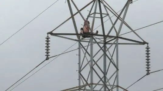 老天在眷顾！男子爬上90英尺高压电塔，警察劝了4小时才下来。