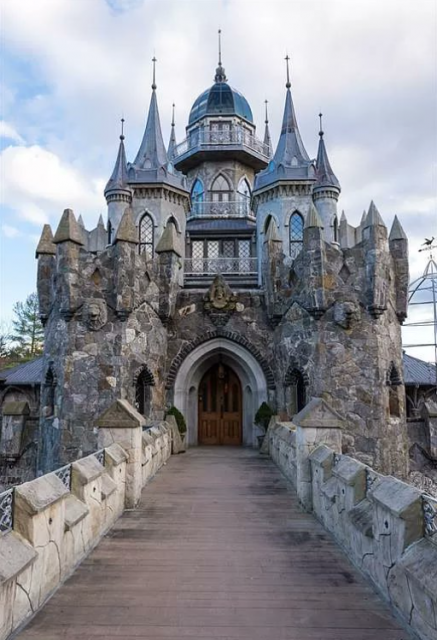 富豪建了一個童話風的城堡，卻多次掛牌要賣出，背後原因也是狗血