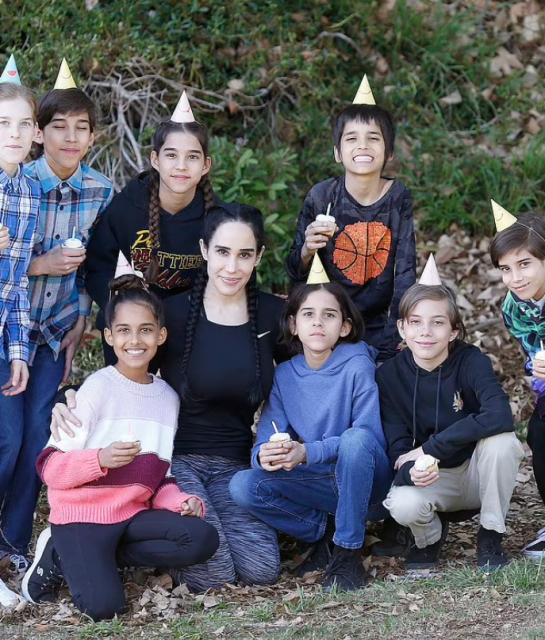 八胞胎妈妈庆祝八个孩子13岁生日，画风有点神奇