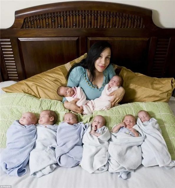 八胞胎妈妈庆祝八个孩子13岁生日，画风有点神奇