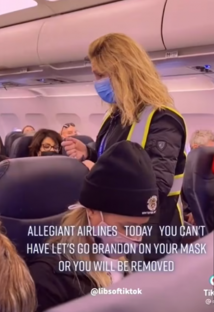 口罩写上“Let's Go Brandon”，男子被赶下飞机