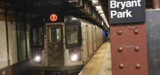 裝個屏蔽門咋就這麼難?紐約地鐵10小時連撞3人;41歲亞女在家遭暴打,數千財物被洗劫。