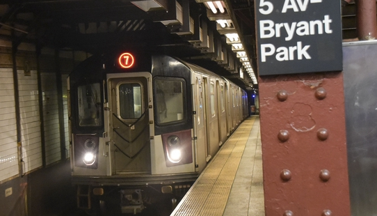 裝個屏蔽門咋就這麼難?紐約地鐵10小時連撞3人;41歲亞女在家遭暴打,數千財物被洗劫。