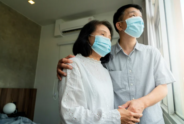 惨! 华人1家不打疫苗不戴口罩带娃旅游 染疫高烧40℃: 我们不中招没天理！