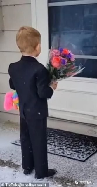 5岁小男孩情人节给女同学送鲜花和礼物，盛装打扮举止超绅士，太暖了！