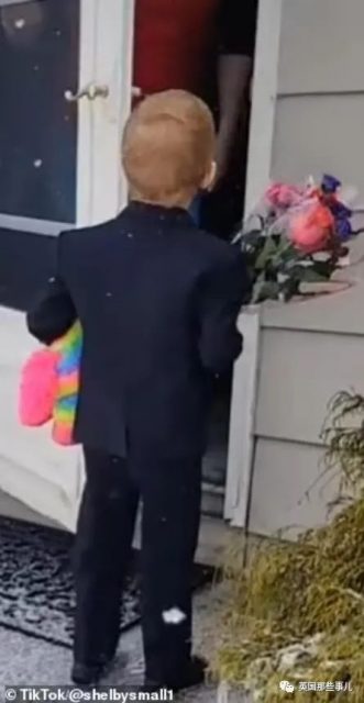5歲小男孩情人節給女同學送鮮花和禮物，盛裝打扮舉止超紳士，太暖了！