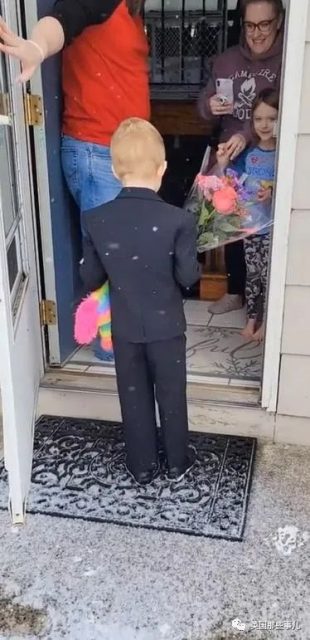 5歲小男孩情人節給女同學送鮮花和禮物，盛裝打扮舉止超紳士，太暖了！