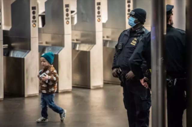 “杀掉中国佬”！ 纽约地铁车厢惊现仇恨言论，工作人员无作为！