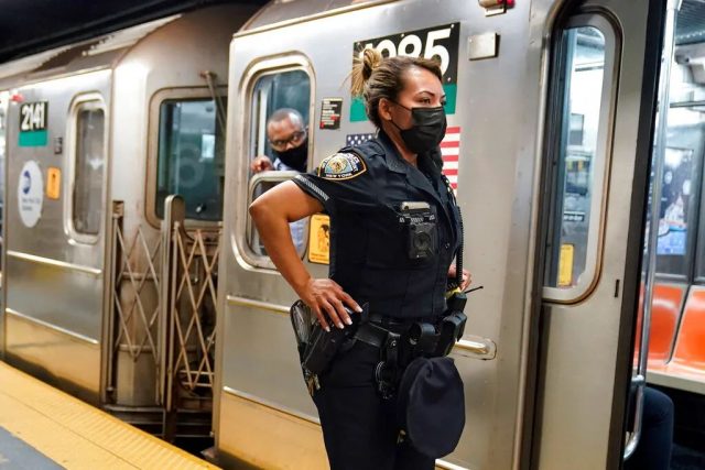纽约地铁周末发生多起持刀伤人！20岁女子腹部被连捅3刀,通勤安全堪忧！
