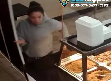 不满纽约中餐馆服务，女顾客绕着食物台挥拳殴打女员工，事情发生在布朗市。