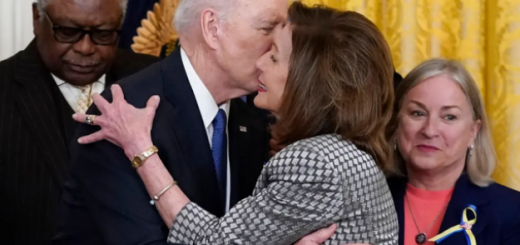 白宫紧张了!佩洛西突然确诊,亲吻她的拜登竟不是密接,只因没到15分钟？
