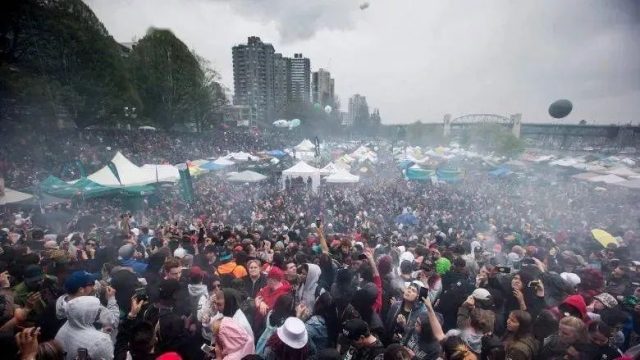 群魔乱舞! 温哥华市中心千人欢庆大麻节! 全城飘臭味 黑烟缭绕 熏脏空气!