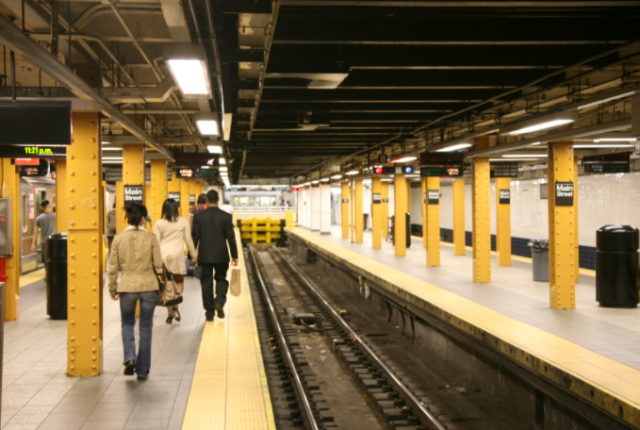 大白天！法拉盛地铁等人 22岁妹子突被强行拉走！险遭强奸！专家：纽约地铁很安全