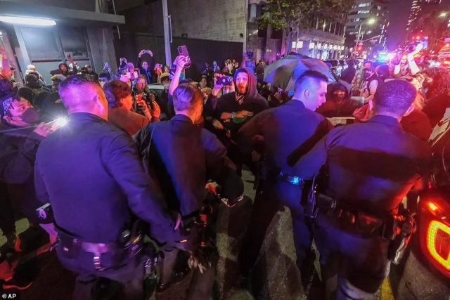 全美各地抗议！洛杉矶发生骚乱，警察受伤，情形和2020年一模一样