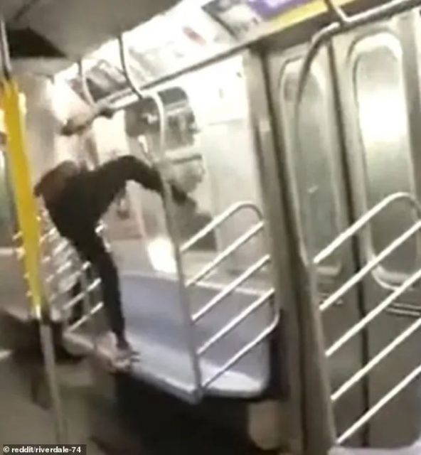「救救我!」亞裔女子地鐵被暴徒挾持 大聲呼救! 遭暴打甩飛 無人敢管…