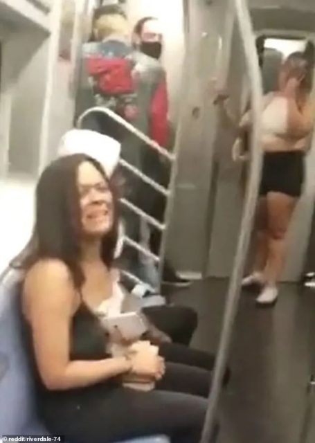 “救救我!”亚裔女子地铁被暴徒挟持 大声呼救! 遭暴打甩飞 无人敢管…