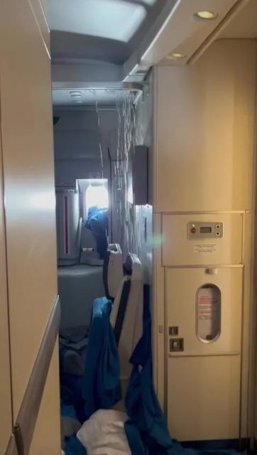 高空惊魂! 飞往美国的空客A380突然漏水 机舱变瀑布 空姐一声尖叫 乘客吓到半死！