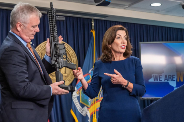 重磅！州长宣布：纽约将立法严控枪支！亚当斯：纽约绝不会发生像德州那样的事！