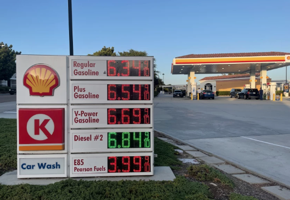为什么油价全国最贵？加州宣布调查石油公司，何时发钱还在吵