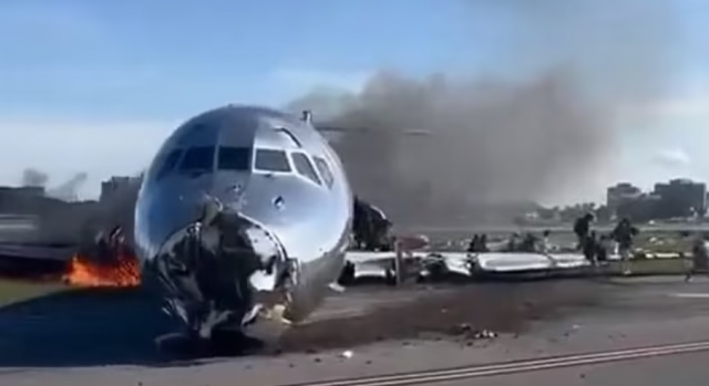 飞机迫降坠毁 撞楼爆炸起火 烧成残骸! 137名乘客经历生死大逃亡！