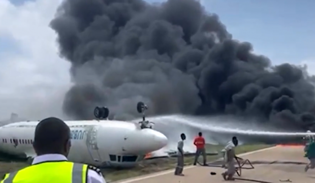 恐怖! 2飛機高空猛相撞 慘摔稀爛 全員遇難! 客機突發翻覆 巨大火球炸裂 黑煙竄天!