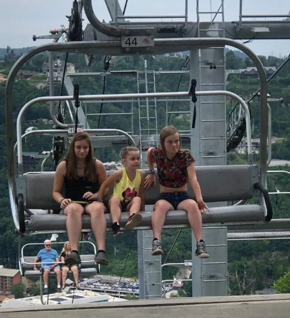 恐怖! 女子坐纜車從9米高空墜落 血濺遊樂園 遊客目睹全嚇瘋!