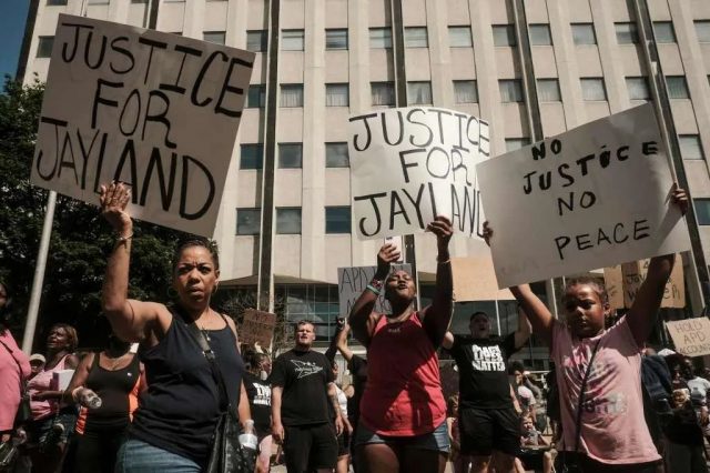 怒火狂燃! 25歲非裔被警察90槍射成篩子 民眾上街示威 暴力打砸重現 城市進入緊急狀態!
